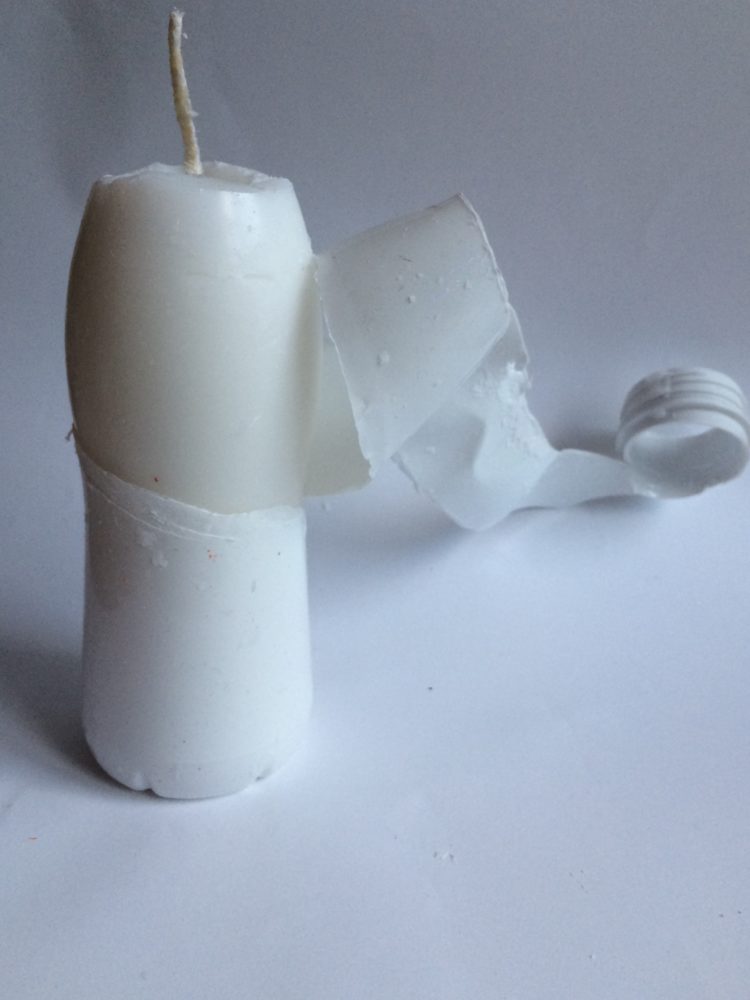 Чтобы сделать свечу, вы можете использовать небольшую пластиковую бутылку (например, после йогурта)