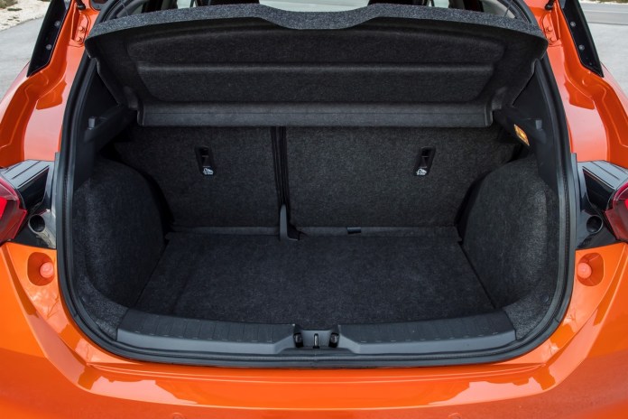 Объем багажного отделения - 300 литров (VDA) - не уменьшает места для ног на заднем сиденье